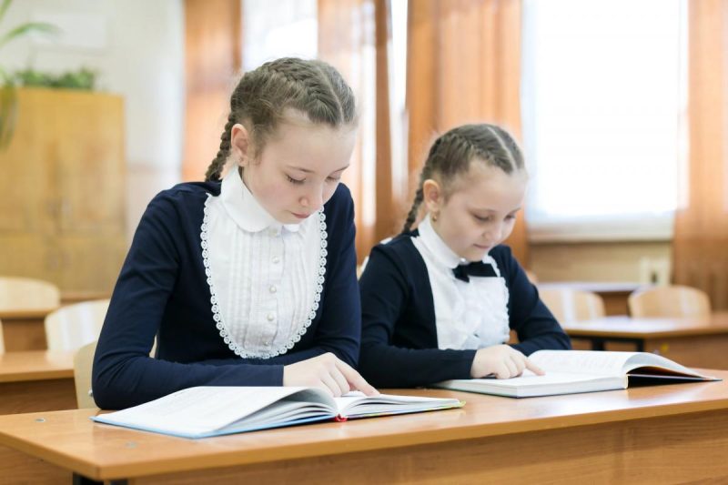 Серед підлітків зростає кількість тих, хто не бачить свого майбутнього в Україні / фото ua.depositphotos.com