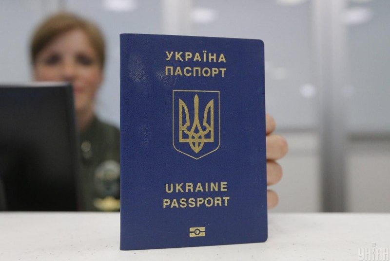 Як отримати закордонний паспорт у Польщі / фото УНІАН
